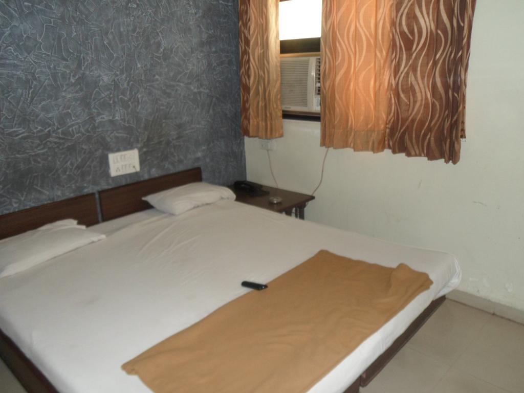 Hotel Atithi 아흐메다바드 외부 사진