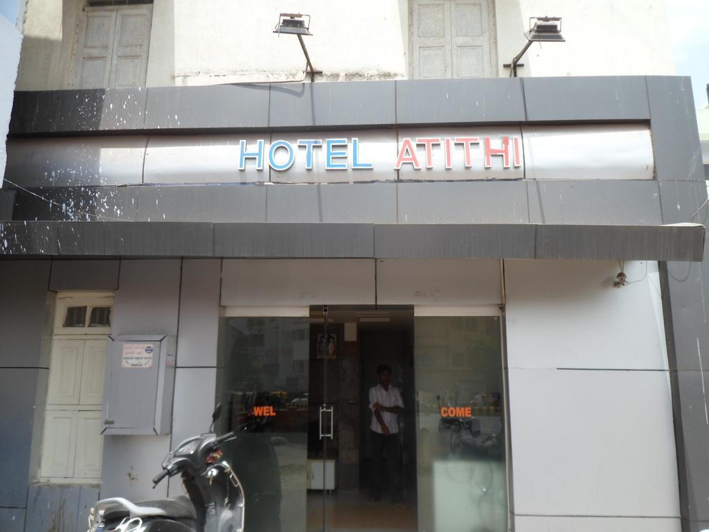 Hotel Atithi 아흐메다바드 외부 사진