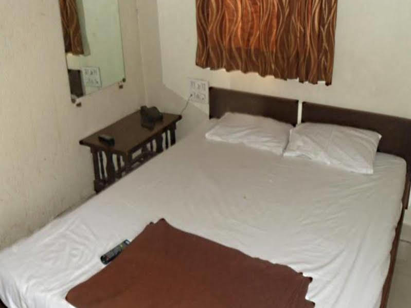 Hotel Atithi 아흐메다바드 외부 사진