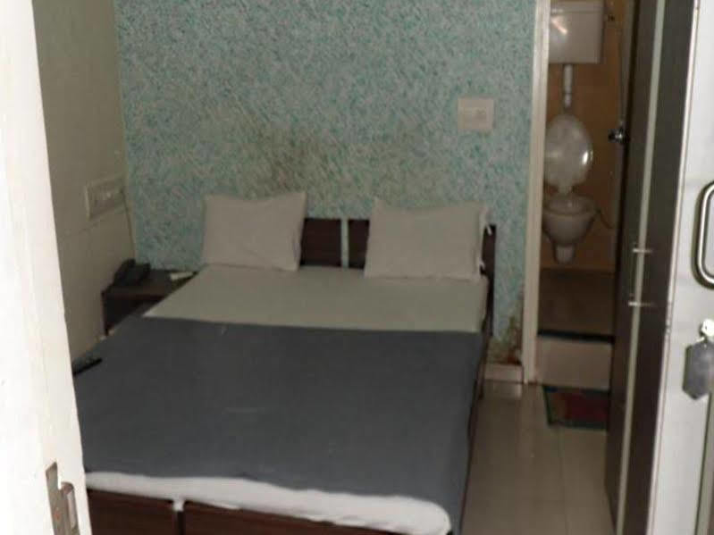 Hotel Atithi 아흐메다바드 외부 사진